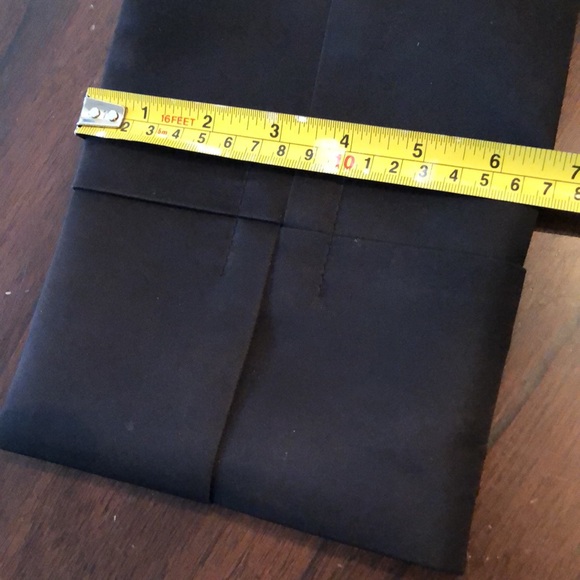 DKNY Fabric interlock fabric design, leather strap lined, zipper pocket bag - Picture 9 of 10